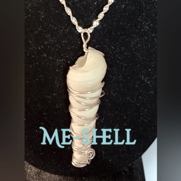 NWT "Me-Shell" Pendant on a 925 Sterling Silver Chain Necklace - Picture 3 of 4